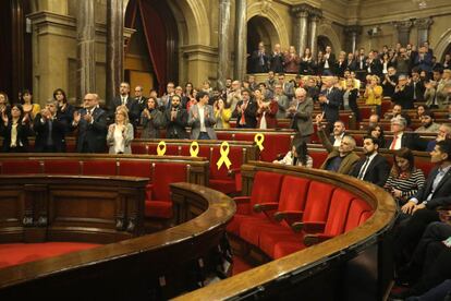 Aplaudiments dels independentistes a Roger Torrent.