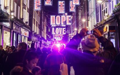 La iluminaci&oacute;n navide&ntilde;a de Carnaby Street, en Londres, inaugurada el pasado 10 de noviembre. 