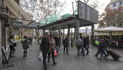 Una gran marquesina en paseo de Gr&agrave;cia para que los peatones pasen por debajo mientras duran las obras del edificio colindante