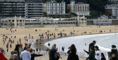 Turistas pasean por la playa de La Concha, en San Sebastián.