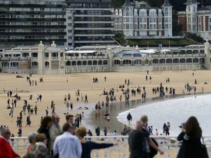 Turistas pasean por la playa de La Concha, en San Sebasti&aacute;n. 