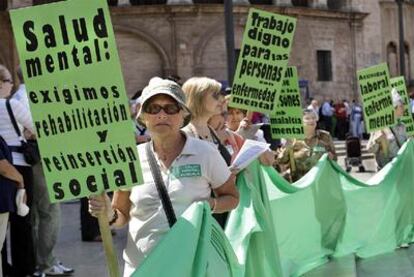 Enfermos, parientes y profesionales reclamaron ayer más y mejores recursos para la atención pública de la salud mental.