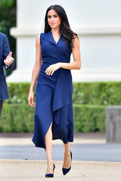 Para su visita a Melbourne escogi un vestido cruzado de Dion Lee y joyas de?Shaun Leane.

El loook, uno de los ltimos de la duquesa de Sussex, resume a la perfeccin las claves del estilo Meghan hoy: cortes sartoriales, joyas minimalistas, melena informal y salones de tacn para estilizar el conjunto.