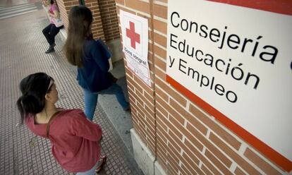 Dos jovenes entran en una oficina de empleo en Alcalá de Henares.