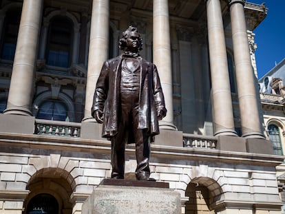 Estatua de Stephen Douglas a la entrada del Capitolio de Illinois, Estados Unidos.