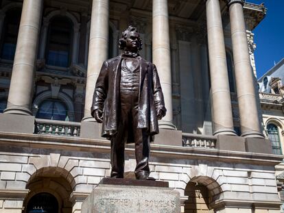 Estatua de Stephen Douglas a la entrada del Capitolio de Illinois, Estados Unidos.