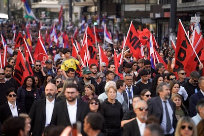 Militantes del Movimiento de Participación Popular sostienen banderas del partido ante el paso del cortejo fúnebre de Pepe Mujica.