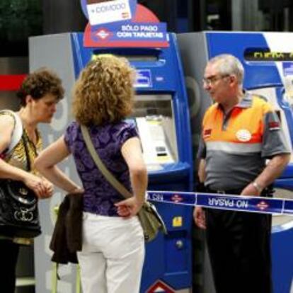 Un vigilante de seguridad de la estación de Nuevos Ministerios impide el paso a dos pasajeras en la segunda jornada de huelga en el Metro de la capital, cuyo servicio está completamente interrumpido al haberse incumplido los servicios mínimos.