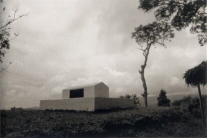 Monte Vaea, isla Upolu, Samoa, 1987, imagen de la tumba de Robert Louis Stevenson tomada por Simone Sassen e incluida en 'Tumbas de poetas y pensadores' .