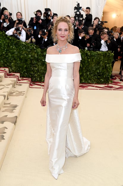 Uma Thurman apostó todo al blanco, color vinculado a la pureza y la virginidad con un vestido de Gabriela Hearst.