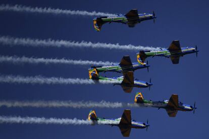 Aviones del grupo 'Esquadrilha da Fumaça' realizan acrobacias.