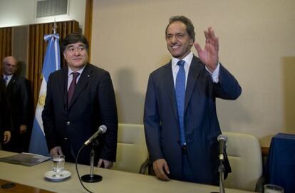 Daniel Scioli, candidato presidencial kirchnerista, saluda este lunes en una rueda de prensa junto Carlos Zannini, aspirante a la vicepresidencia.