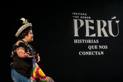 La cuentista peruana, Yesenia Montes, lee libros para niños en quechua, durante la Feria Internacional del Libro de Guadalajara.