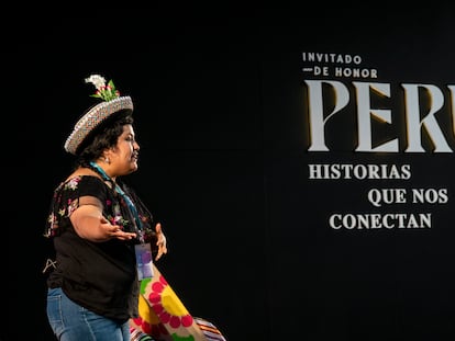 La cuentista peruana, Yesenia Montes, lee libros para niños en quechua, durante la Feria Internacional del Libro de Guadalajara.