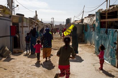 Suenan las sirenas a primera hora de la mañana en uno de los múltiples asentamientos informales para refugiados de Zahle, localidad de Líbano próxima a la frontera oriental con Siria. El ensordecedor aullido avisa de que se ha producido un incendio, y los vecinos salen ordenadamente de sus viviendas. Sus expresiones son relajadas y el paso, apresurado pero seguro. No hay nada que temer: es un simulacro organizado por la Cruz Roja libanesa dentro de las prácticas que imparten sobre prevención ante desastres entre la población siria refugiada en este país oriental.