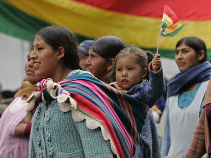 Un grupo de indígenas de Chuquisaca, durante el desfile celebrado ayer en Sucre con motivo de la fiesta nacional de Bolivia.
