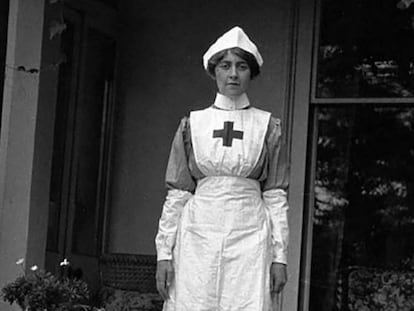 Agatha Christie, con su uniforme de enfermera alrededor de 1915.