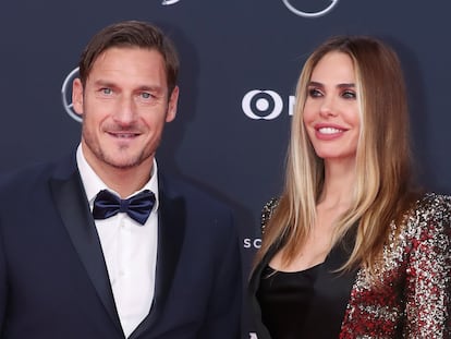 El futbolista Francesco Totti y su ahora expareja, la presentadora Ilary Blasi, en una gala el 27 de febrero de 2018, en Mónaco.