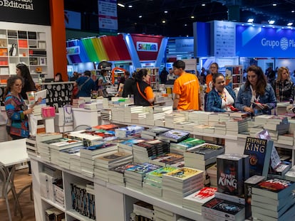 Los asistentes exploran los puestos durante la 47 Feria Internacional del Libro de Buenos Aires, en el Centro de Exposiciones y Congresos La Rural, el 25 de abril de 2023.