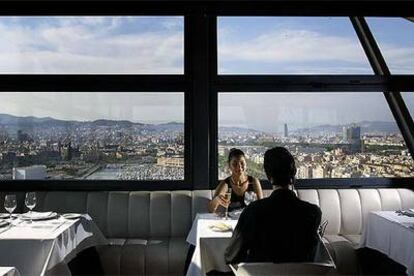 Vista de Barcelona desde el restaurante Torre de Altamar, situado en la torre de San Sebastián de Port Vell, desde donde también sale el teleférico de Montjuïc.