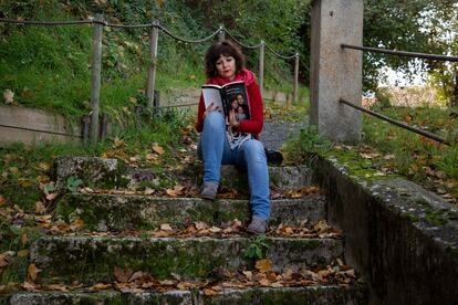 Carol Renaux, fotógrafa de Mamagazine, leyendo en la naturaleza.