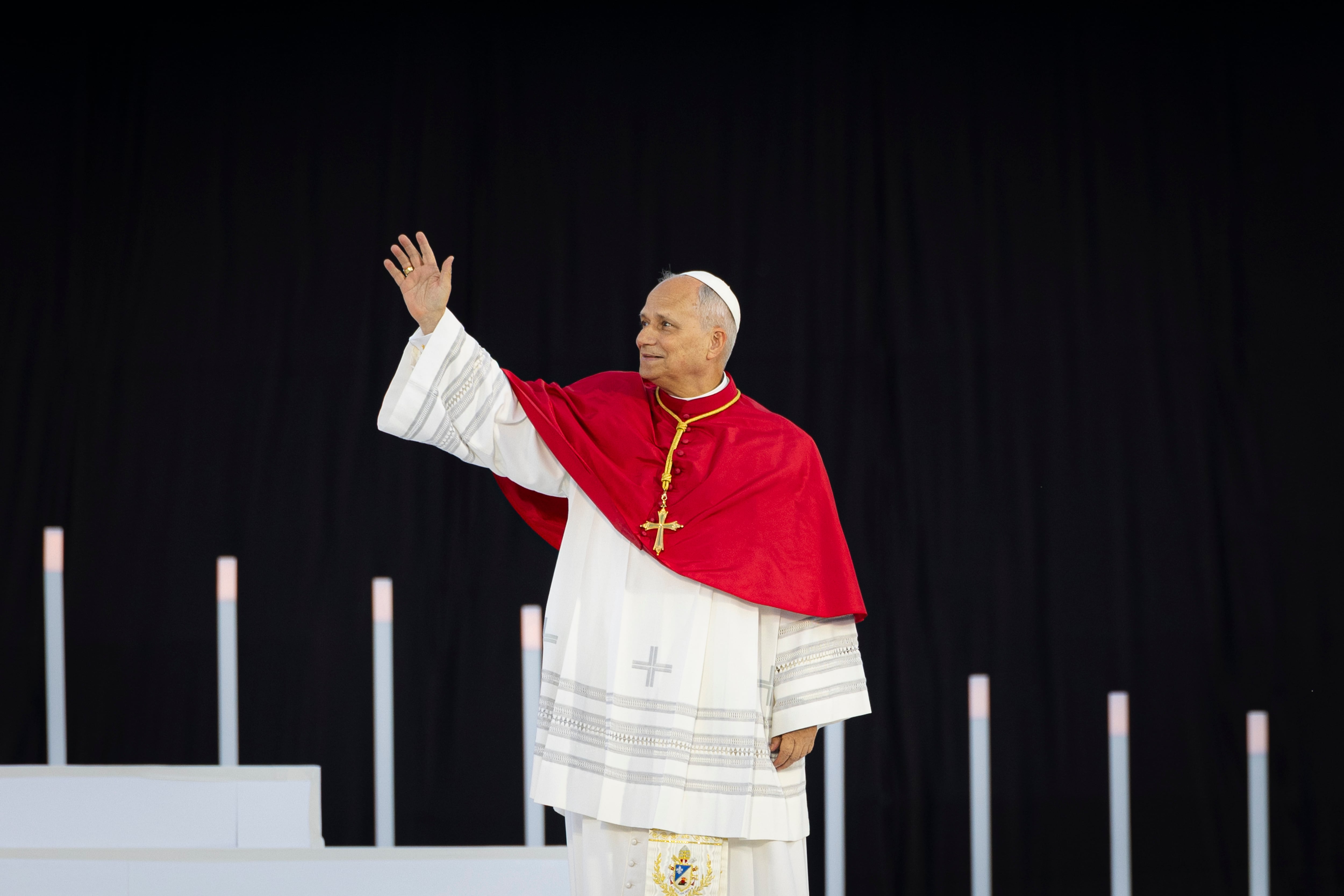El papa León XIV saluda a las 40.000 personas agrupadas en Barcelona para celebra una vigilia, en el escenario, con referencias a Gaudí y una imagen de la virgen de Montserrat, la Moreneta.