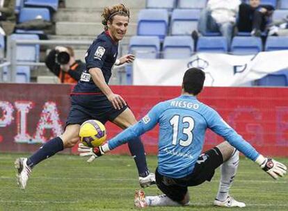 Forlán supera a Riesgo y marca el segundo gol del Atlético, el primero de su cuenta.