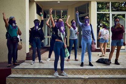 Mujeres participan en una protesta feminista en la ciudad de Managua, rodeadas de un cerco policial. 