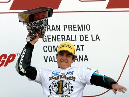 Maverick Viñales celebra su triunfo en el podio.