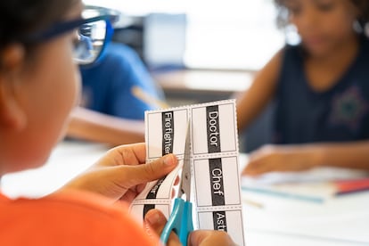 Una alumna trabaja en una clase de la escuela Drassanes.