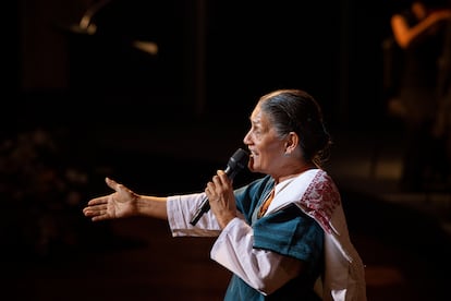 La activista y actriz Jesusa Rodriguez participa en el escenario durante el homenaje.