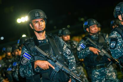 Miembros del Ejército y la Policía Nacional Civil de El Salvador forman un cerco en el departamento de Cabañas.