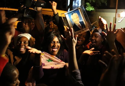 Sul-africanos homenageiam Mandela em Johannesburgo, 6 de dezembro de 2013. O secretário geral da OTAN, Anders Fogh Rasmussen, afirmou que o falecido Nelson Mandela foi "um homem de paz e uma figura verdadeiramente inspiradora", bem como "um símbolo de liberdade" para todo mundo.