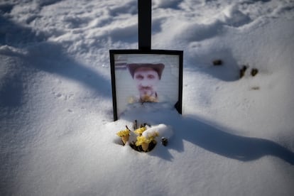 El retrato ya descolorido de Sergey Oleksandrovich,de 33 años, asesinado el pasado 13 de junio, descansa sobre su tumba en el cementerio de Kiev.