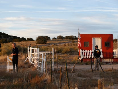 Entrada al rancho de Santa Fe donde se desarrolla el rodaje de la película 'Rust'.