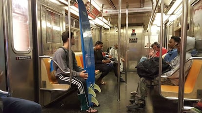 Pasajeros en una l&iacute;nea del metro de Nueva York