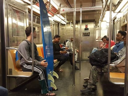 Passageiros em uma linha do metro de Nova York