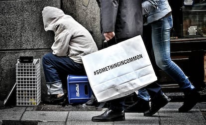 Una persona pide limosna en la Puerta del Sol de Madrid. 