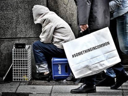 Una persona pide limosna en la Puerta del Sol de Madrid. 