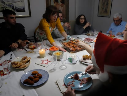 Cena de nochebuena en familia y con grupos reducidos por el covid-19. Familia Castro- Elbaile. C Cristobal Castro