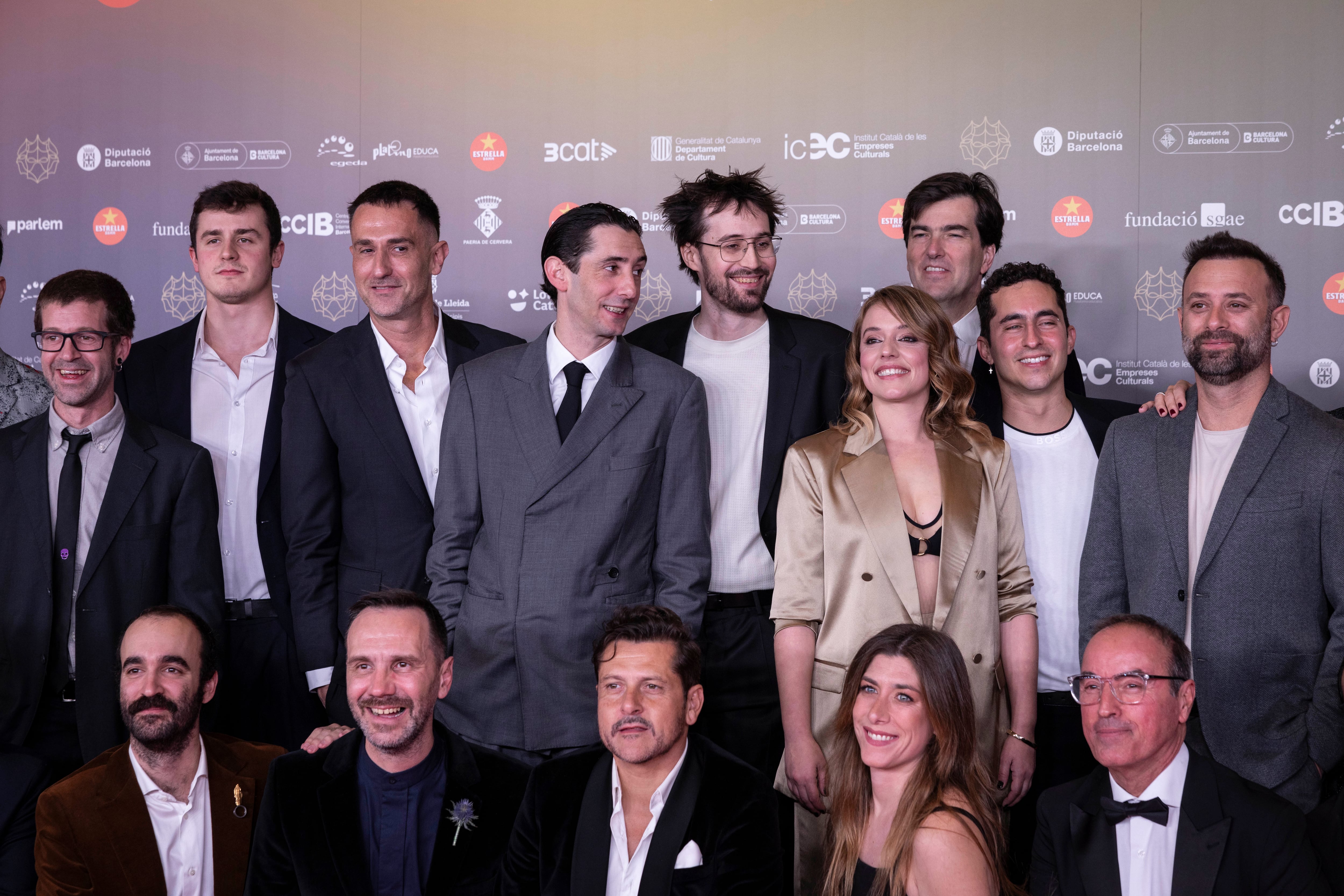 El equipo de la película 'Casa en flames', los actores Enric Auquer y María Rodríguez Soto y el director Dani de la Orden posan a su llegada a la gala de los XVII Premios Gaudí de cine.