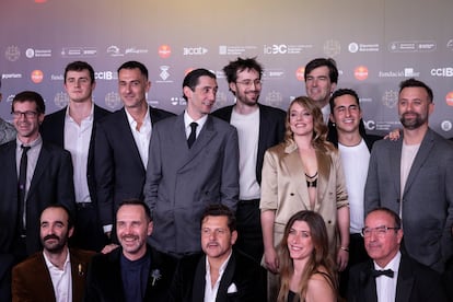 El equipo de la película 'Casa en flames', los actores Enric Auquer y María Rodríguez Soto y el director Dani de la Orden posan a su llegada a la gala de los XVII Premios Gaudí de cine.