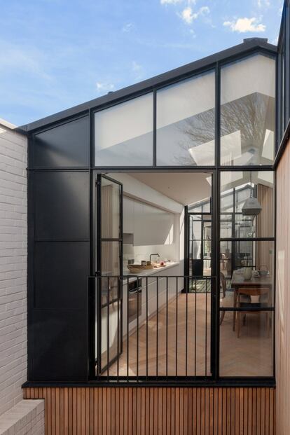 Una serie de puertas de acero y vidrio de estilo Crittall conectan todos los patios con el interior de la vivienda proporcionando luz y dando continuidad al espacio.