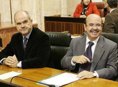 Chaves y Zarrías, durante el pleno celebrado ayer en el Parlamento.