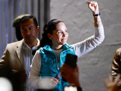 Luisa Gonzlez celebra los resultados de la primera vuelta de las elecciones generales de este domingo, en Quito (Ecuador). 