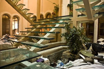Escalera de cristal volado en el hall del palacete, donde entró la policía autonómica para hacer una redada.