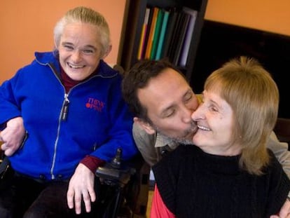 The Arrieta sisters, Lourdes and Mentxu (l) with Tulio, Lourdes&#039; husband.