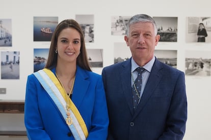 La nueva alcaldesa de Palos de la Frontera, Milagros Romero (PP), junto a su padre y alcalde saliente, Carmelo Romero.