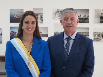 La nueva alcaldesa de Palos de la Frontera, Milagros Romero (PP), junto a su padre y alcalde saliente, Carmelo Romero.