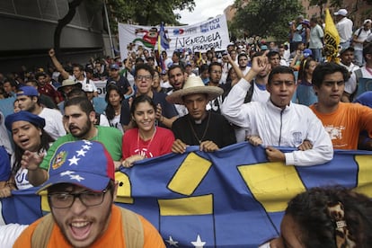 Una multitud participa de la manifestación convocada por la oposición, en Caracas.